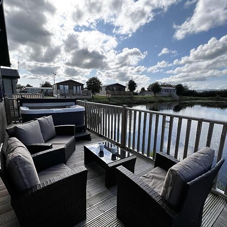 Diddly Squat Lodge With Hot Tub, Pendle View Holiday Park Clitheroe Bagian luar foto
