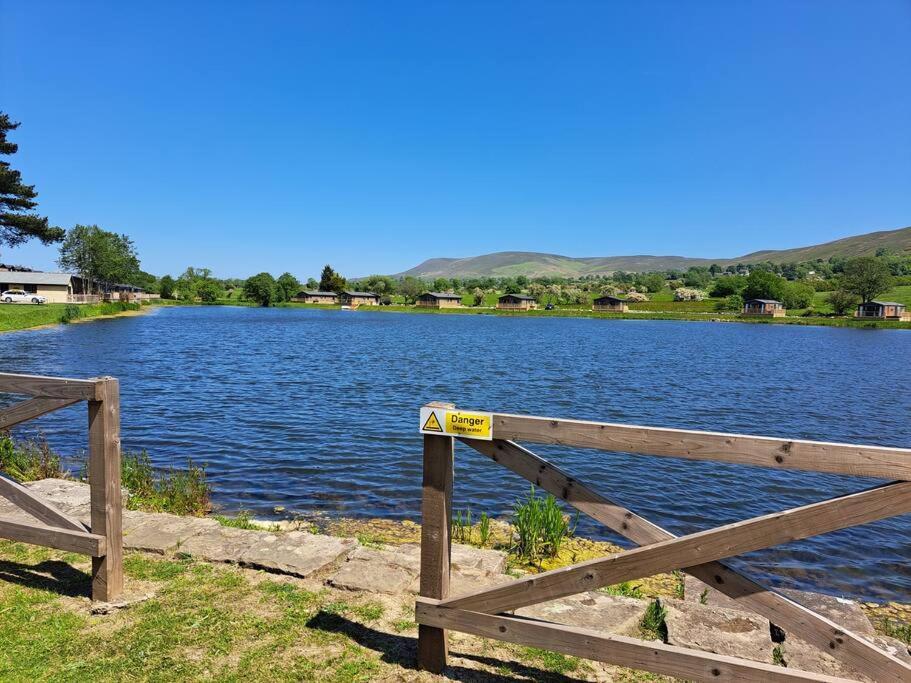 Diddly Squat Lodge With Hot Tub, Pendle View Holiday Park Clitheroe Bagian luar foto