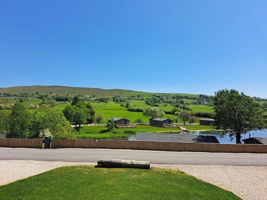 Diddly Squat Lodge With Hot Tub, Pendle View Holiday Park Clitheroe Bagian luar foto