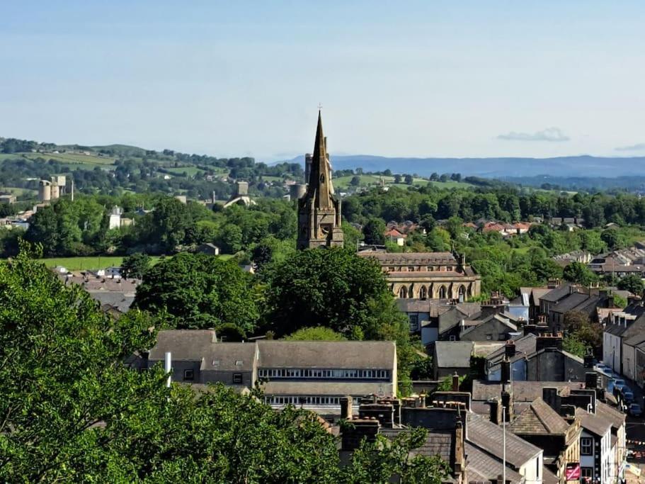 Diddly Squat Lodge With Hot Tub, Pendle View Holiday Park Clitheroe Bagian luar foto