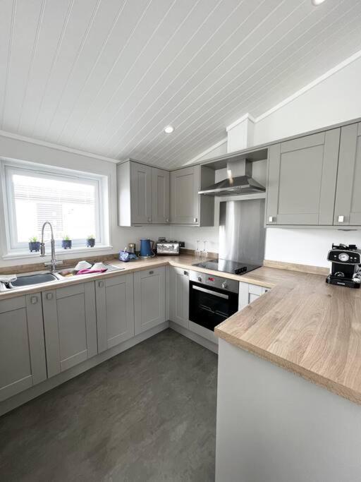 Diddly Squat Lodge With Hot Tub, Pendle View Holiday Park Clitheroe Bagian luar foto