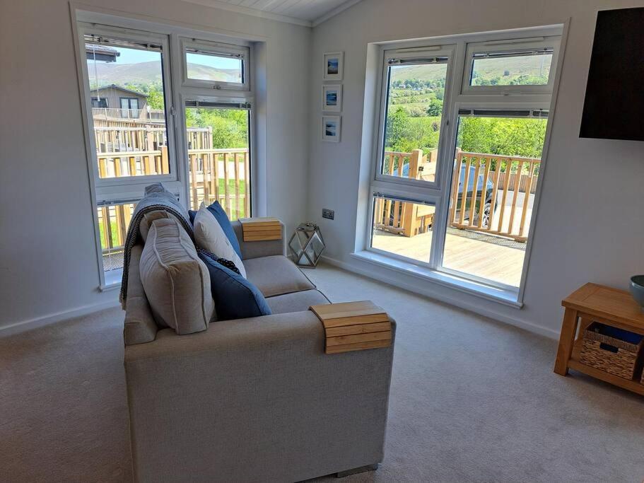 Diddly Squat Lodge With Hot Tub, Pendle View Holiday Park Clitheroe Bagian luar foto