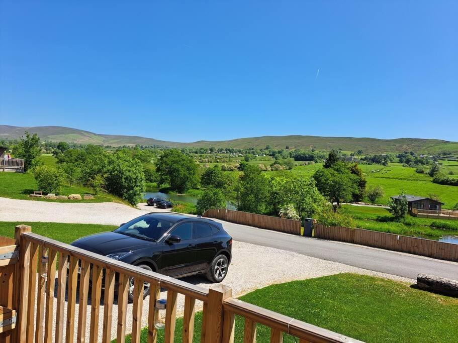 Diddly Squat Lodge With Hot Tub, Pendle View Holiday Park Clitheroe Bagian luar foto