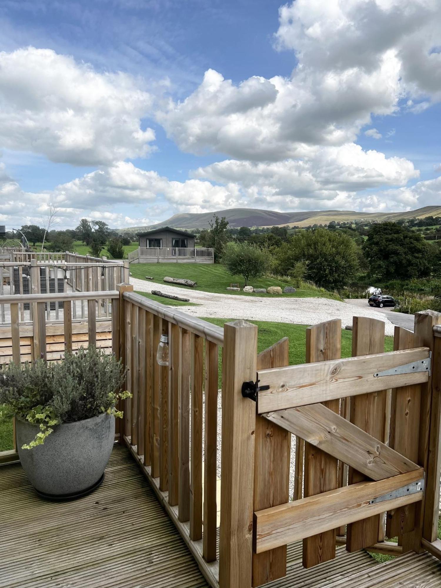 Diddly Squat Lodge With Hot Tub, Pendle View Holiday Park Clitheroe Bagian luar foto